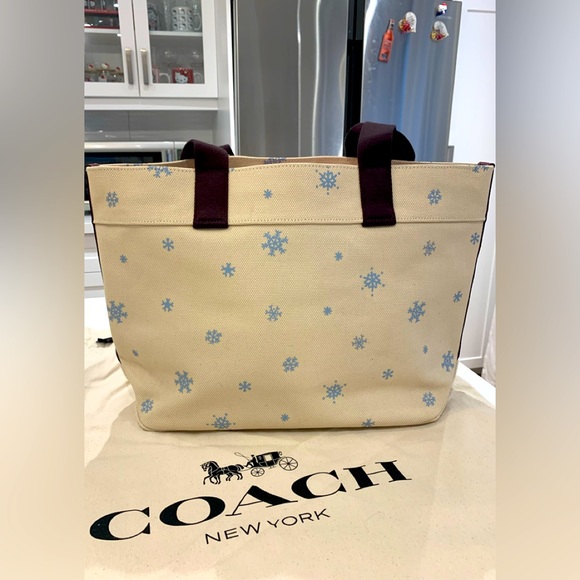 SOLD 🔥 New with Tags Coach x Peanuts Snoppy Tote Purse 🔥 - Picture 9 of 12